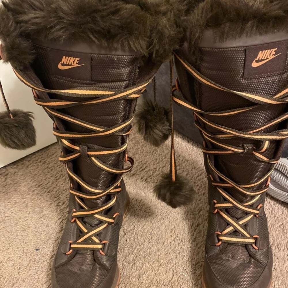 Nike - Picture 2 of 4